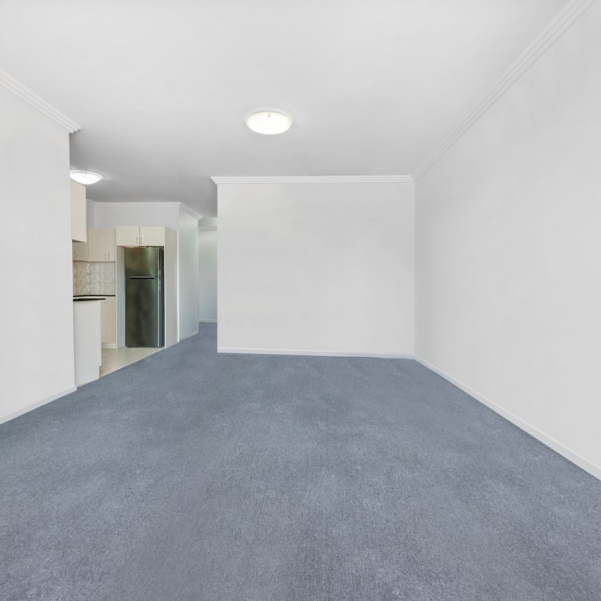 SUNLIT TOP FLOOR APARTMENT WITH NORTH-FACING BALCONY - Photo 1