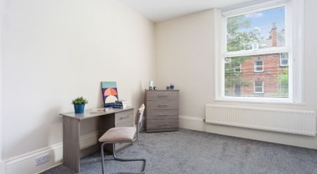 10 Buckingham Mount, Hyde Park, Leeds, LS6 1DN - Photo 3