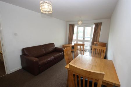 3 bedroom flat to rent - Photo 2