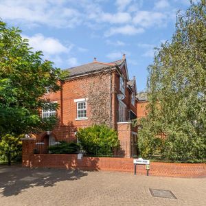 4 bedroom semi-detached house to rent - Photo 3