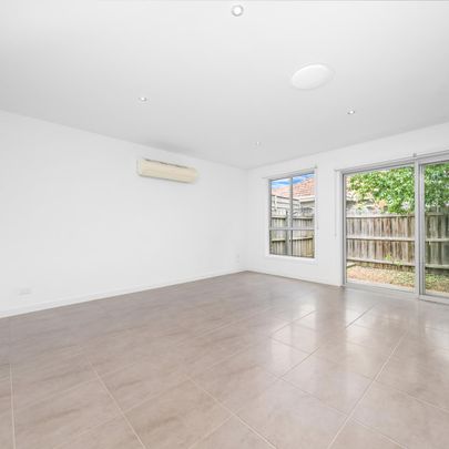 Spacious Two Bedroom Unit! - Photo 1