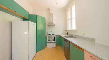 Cozy 3-Bedroom Home with Sleepout, Close to the Beach - Available January 2026 - Photo 4