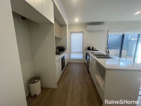 Modern 3 Bedroom plus study Townhouse! - Photo 5