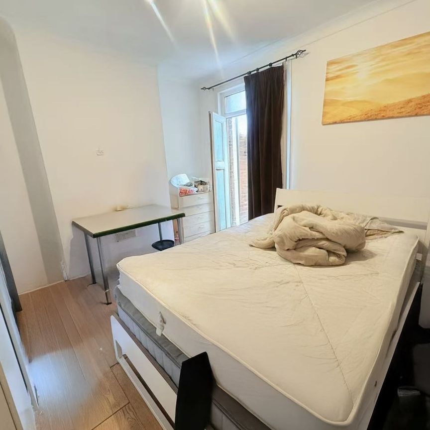 Room in a Shared House, Ermine Road, SE13 - Photo 1