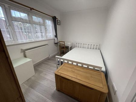 1 bedroom in a house share to rent - Photo 4