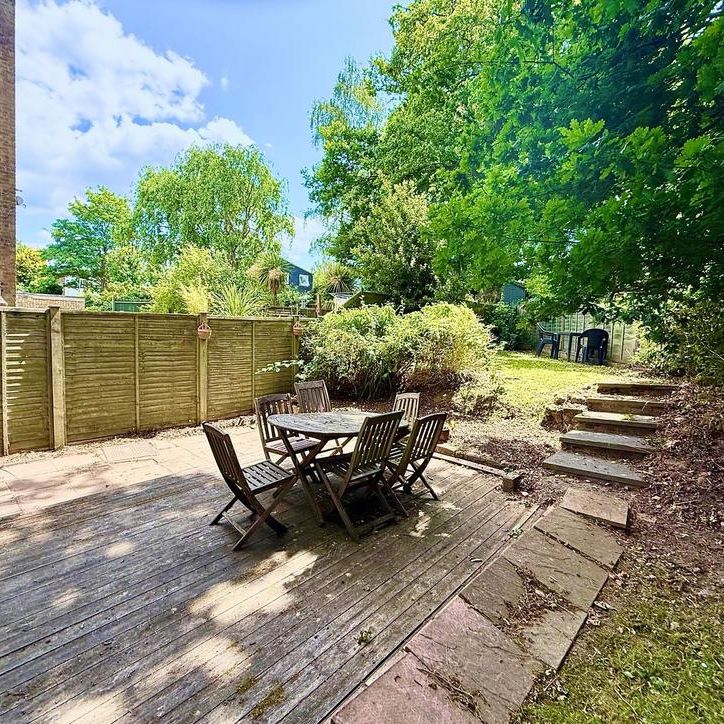 4 bedroom end of terrace house to rent - Photo 1