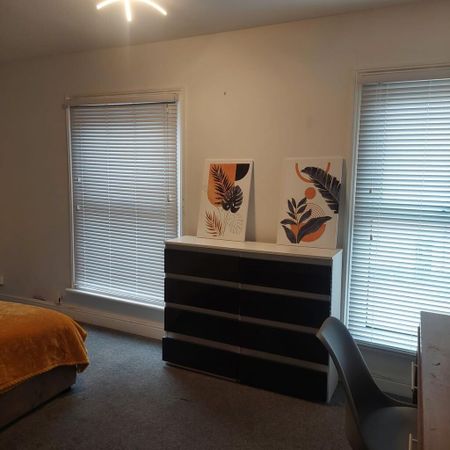 1 bedroom in a house share to rent - Photo 2