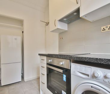 Latymer Court, Hammersmith Road, Hammersmith, London, W6 - Photo 1