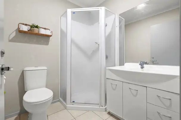 Beautiful Townhouse in Papatoetoe - Photo 1