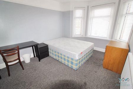 6 bedroom detached house to rent - Photo 4