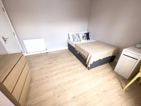 6 bedroom terraced house to rent - Photo 3