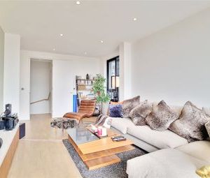 3 Bedrooms Flat to rent in Bardsley Lane, London SE10 | £ 669 - Photo 1