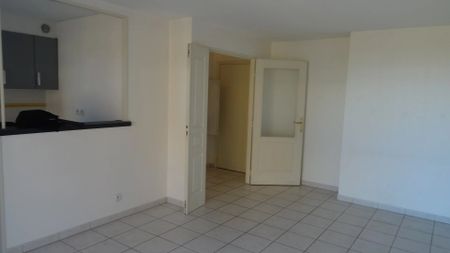 Location Appartement 2 pièces 41m² ST LAURENT DU VAR 06700 - Photo 3