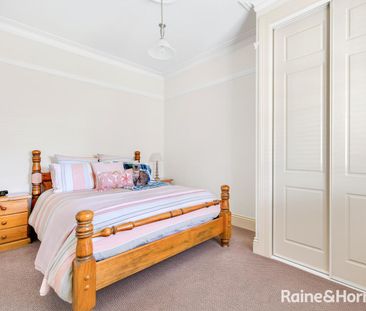 Old world charm in the CBD, 3 Bedroom home - Available 10.10.2025 - Photo 6