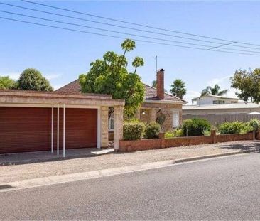 Beautifully restored 1950s home on large block with big sheds. - Photo 4