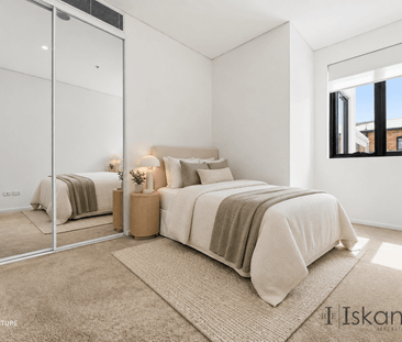 Modern Ground-Floor Apartment with Expansive Private Courtyard! - Photo 4