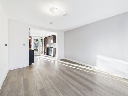 Syon Lane, Isleworth, Middlesex, TW7 - Photo 2