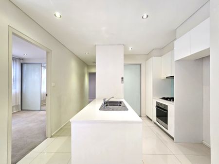 FOOTSTEPS TO TO ALL AMENITIES - MODERN TWO BEDROOM APARTMENT - Photo 4