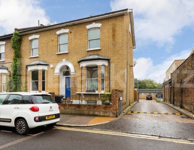 Located with in beautiful conversion on a quiet residential street in hackney - Photo 1
