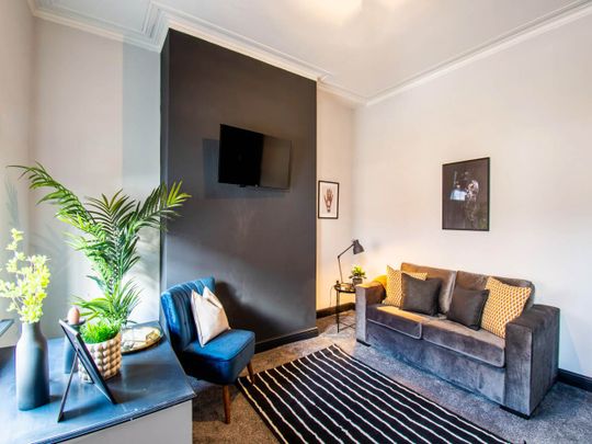 Cross Henley Road (Room 1), Bramley, Leeds - Photo 1