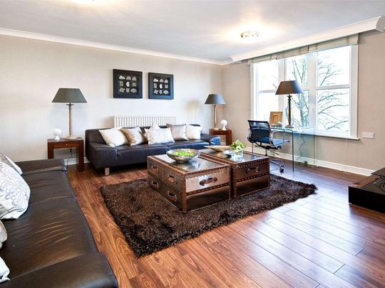 This three bedroom apartment is set on the fourth floor of a private gated development set in communal gardens. - Photo 1
