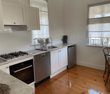 Detached One Bedroom House Furnished - Photo 2