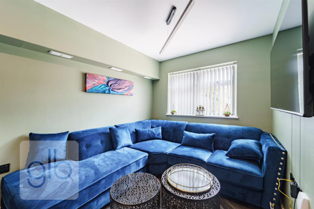 1 bedroom in a house share to rent - Photo 2