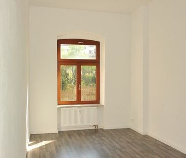 Schicke 3-Raum-Erdgeschoss-Wohnung mit Balkon und Einbauküche in ze... - Photo 1