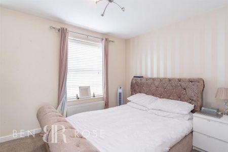 2 bedroom end of terrace house to rent - Photo 2