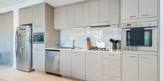 Air-conditioned studio apartment in Newcastle's popular Honeysuckle precinct by Newcastle harbour. - Photo 3