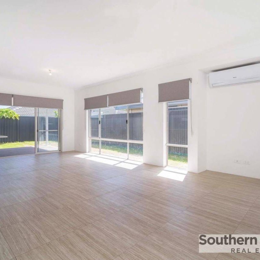 SPACIOUS FAMILY HOME PACKED WITH FEATURES!! - Photo 1