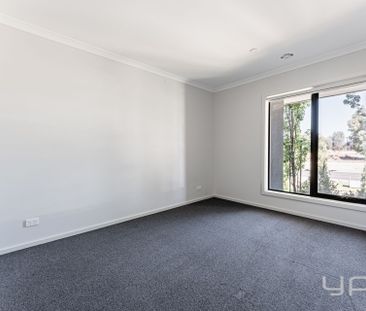 Charming, Convenient Living in Wyndham Vale! - Photo 2