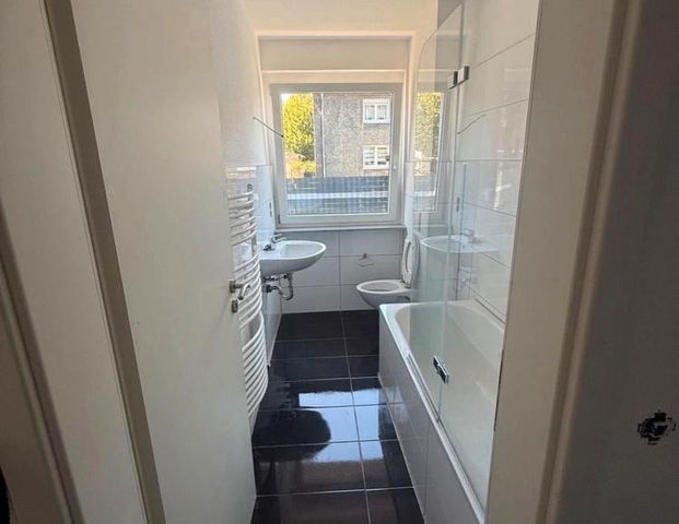 3,5-Zimmer-EG-Wohnung mit großer Terrasse, 272 m² Garten - Foto 1