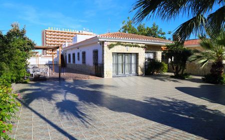 Se alquila un estupendo chalet adosado con piscina en Benidorm - Photo 3