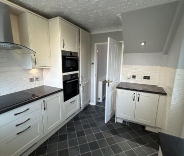 3 bedroom semi-detached house to rent - Photo 2