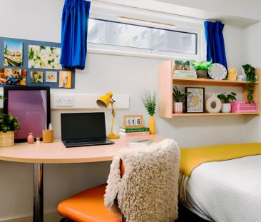 Extra Large Ensuite: Three Bed Flat - Photo 1