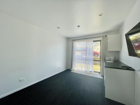 Beautifully presented studio in Temple View - Photo 4