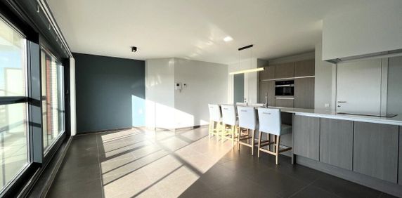Appartement te huur in Roeselare voor € 850 met 2 slaapkamers - Photo 2