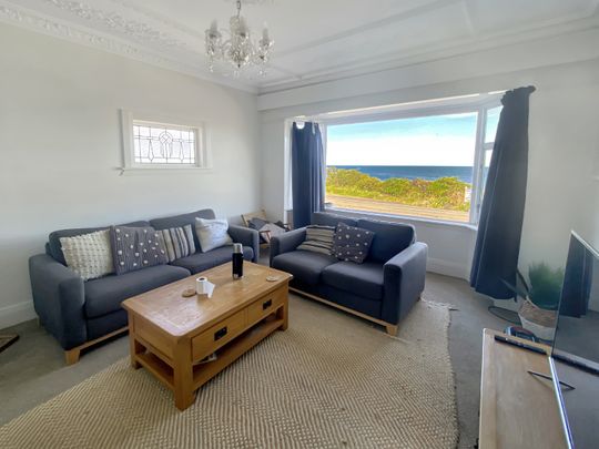 Spacious 3-Bedroom Home with Sea Views & Ample Parking - Photo 1