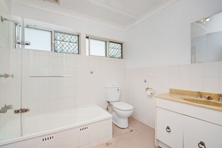 Single level 3 bedroom home with fully secured yard - Photo 5