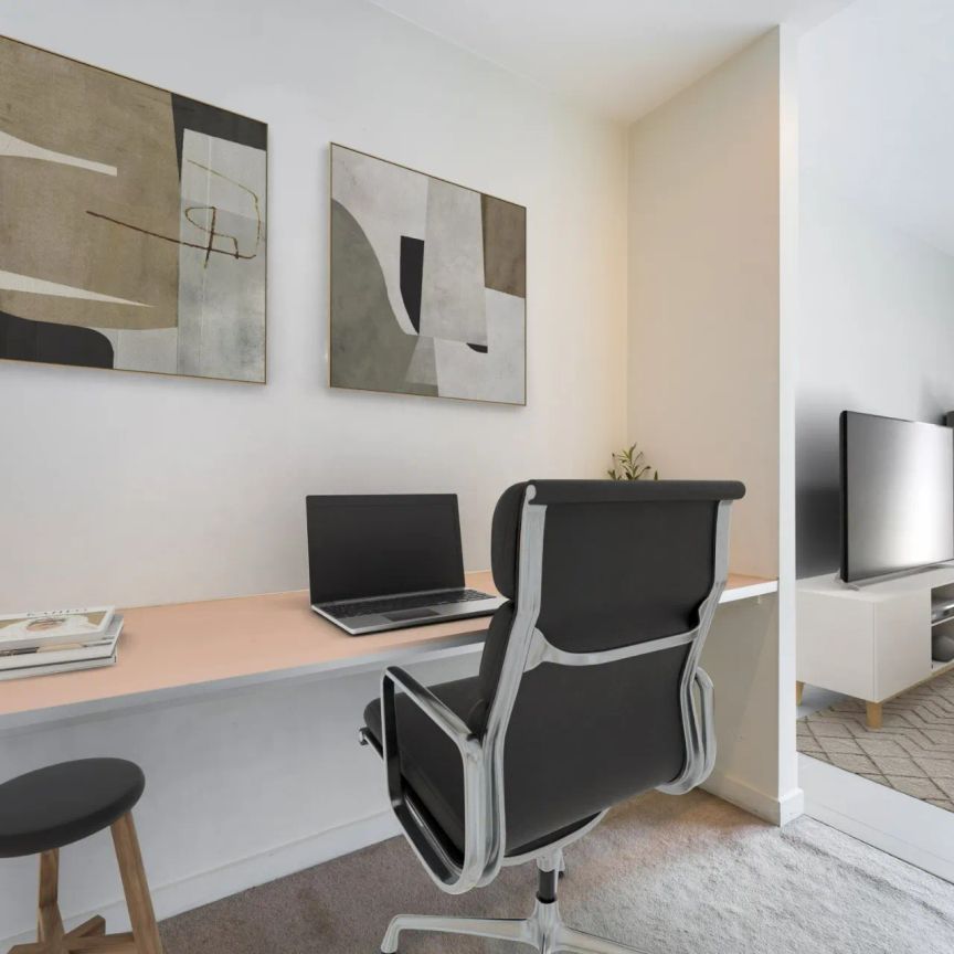 Stylish North-Facing Apartment in a Premier Lakeside Precinct - Photo 1