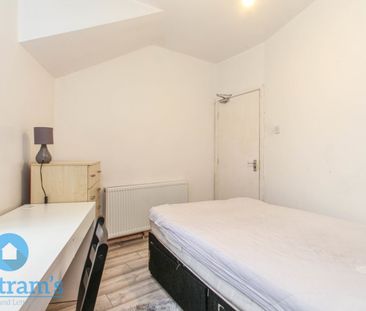 5 bed Mid Terraced House for Rent - Photo 2