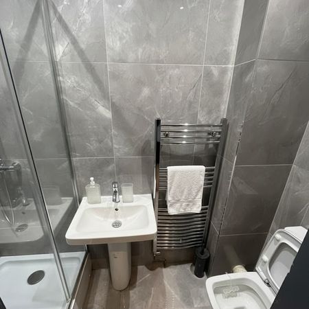 2 Bed Flat, Upper Tooting Road, SW17 - Photo 4