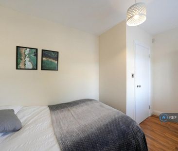 1 bedroom in a house share to rent - Photo 3
