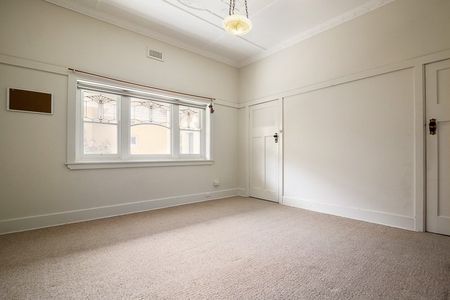 SPACIOUS 2 BEDROOM IN THE HEART OF ELSTERNWICK. AVAILABLE NOW. - Photo 4