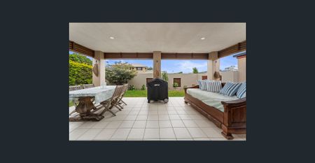 Spacious 4-Bedroom Coastal Home – Kawana Island Living - Photo 2
