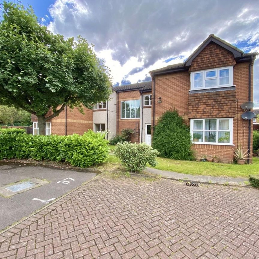 Abbotswood Way, Hayes, Middlesex, UB3 3PF - Photo 1