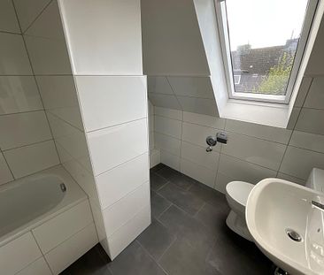 2-Zimmer-Wohnung im Dachgeschoss mit Badewanne in Wilhelmshaven - zentrale Lage !!! - Foto 1