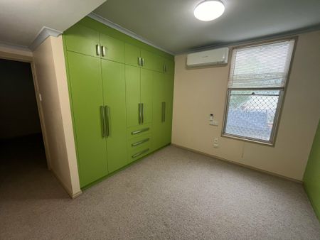 3 BEDROOM, 1 BATHROOM HOUSE IN BRAITLING WITH OUTDOOR SPA - Photo 4