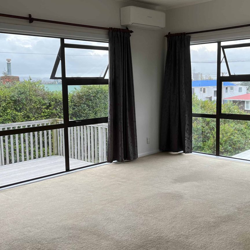 Blockhouse Bay, 3 bedrooms, 1.5 bathrooms - Photo 1